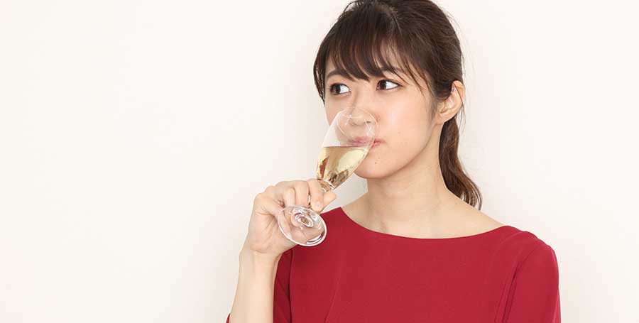 シャンパンを飲む女性イメージ
